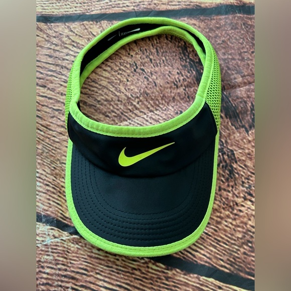 Nike Featherlight Visor Black & Volt Green - Picture 6 of 9